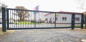 Ammerländer Zaunbau Gitterzäune Geschwungene Toranlage
