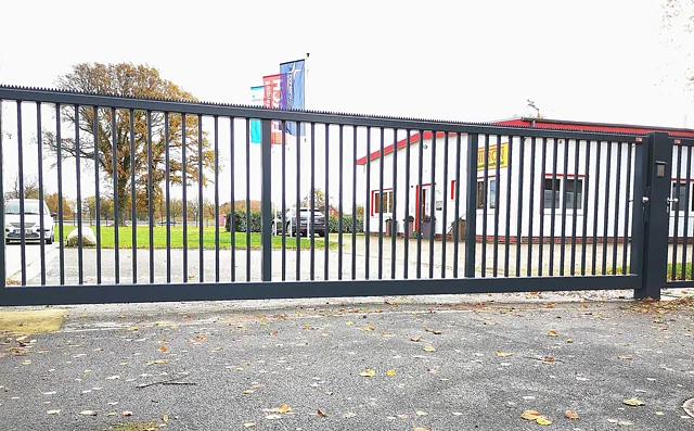 Ammerländer Zaunbau Gitterzäune Geschwungene Toranlage