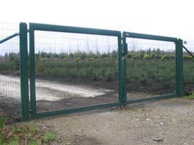 Ammerländer Zaunbau Gitterzäune Drehtoranlage mit Zackenleiste