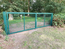 Ammerländer Zaunbau Gitterzäune Drehtoranlage mit Zackenleiste