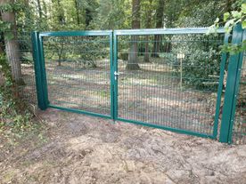 Ammerländer Zaunbau Gitterzäune Drehtoranlage mit Zackenleiste