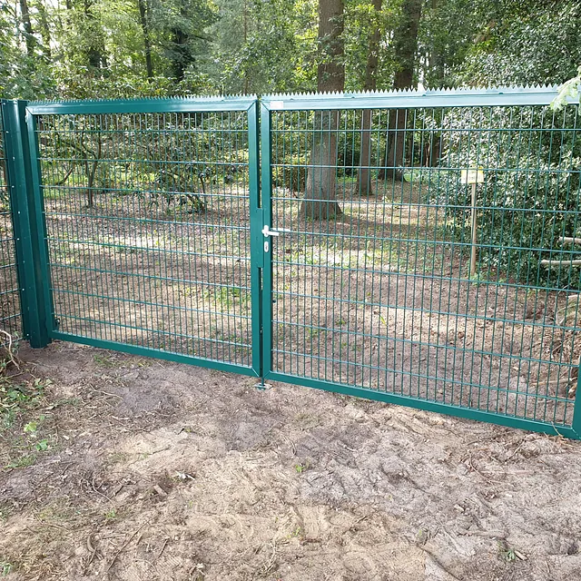 Ammerländer Zaunbau Gitterzäune Drehtoranlage mit Zackenleiste