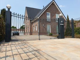 Ammerländer Zaunbau Gitterzäune Geschwungene Toranlage