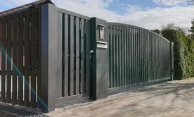Ammerländer Zaunbau GmbH - Geschwungene Toranlage